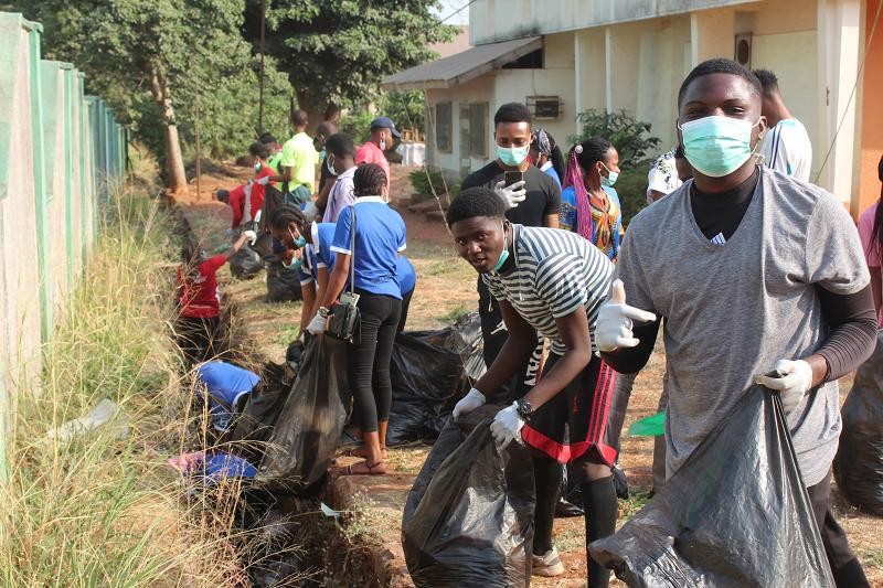 Sinh viên Nigeria đi đầu trong việc dọn rác.