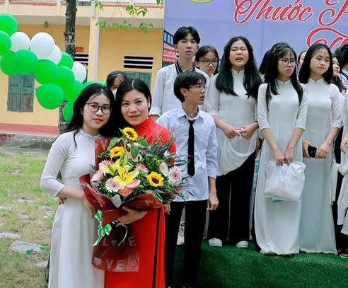 Cô Bùi Thị Lệ Hằng và học trò tại Trường THPT Phạm Văn Nghị - Nam Định.