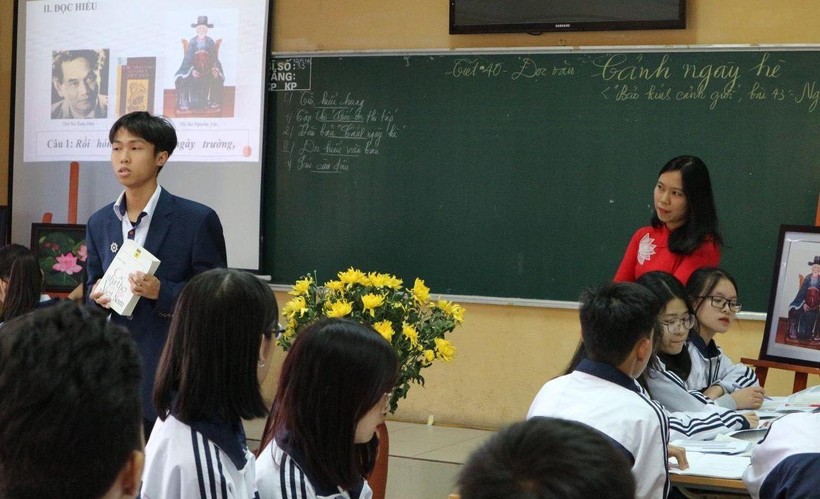 Cô Vũ Thị Dung, Trường THPT Xuân Phương, Hà Nội và học trò trong giờ dạy Ngữ văn.