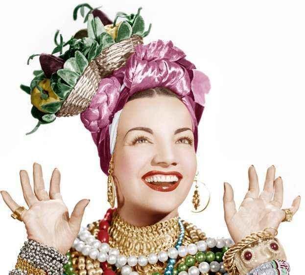 Carmen Miranda với những chiếc mũ trái cây độc đáo của mình.