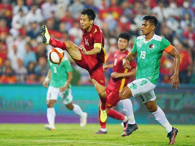 Đội tuyển Việt Nam (bên trái) thi đấu tại vòng loại thứ 3 World Cup 2022 khu vực châu Á.