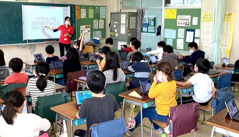 Học sinh một trường tiểu học tại Shibuya, Nhật Bản, sử dụng máy tính bảng trong giờ học. Ảnh: Japan Go