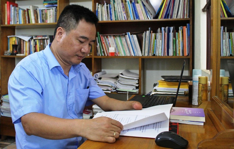 Ngoài chuyên môn, thầy Hương cũng có tình yêu lớn đối với văn học.