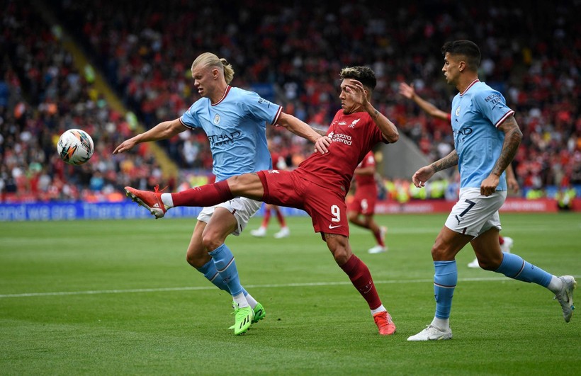 Liverpool (áo đỏ) đánh bại Man City trong trận tranh Siêu cúp Anh.