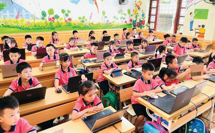Học sinh Tiểu học Hà Nội trong tiết học làm quen với máy tính. Ảnh: INT;