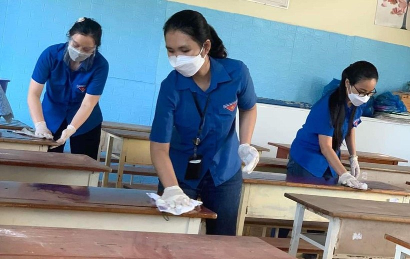 Giáo viên nỗ lực vệ sinh khuôn viên trường lớp để đón học sinh trở lại.