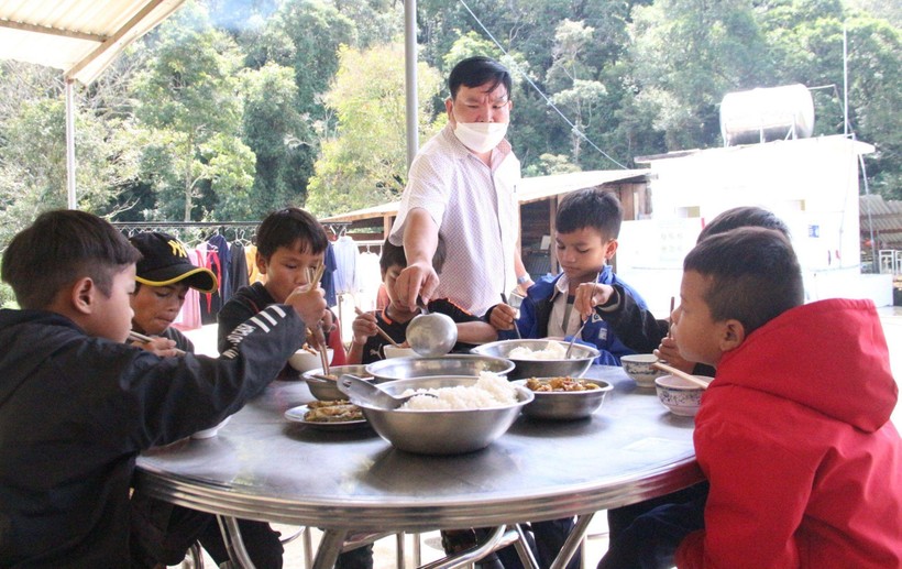Bữa cơm của học sinh Trường PTDT Bán trú Tiểu học Măng Cành.