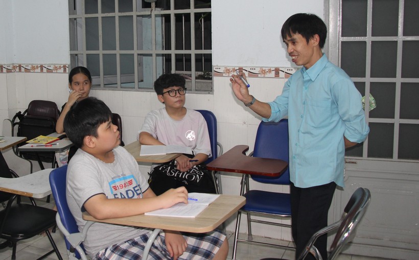 Anh Khánh trong một tiết dạy tiếng Anh cho các em nhỏ.
