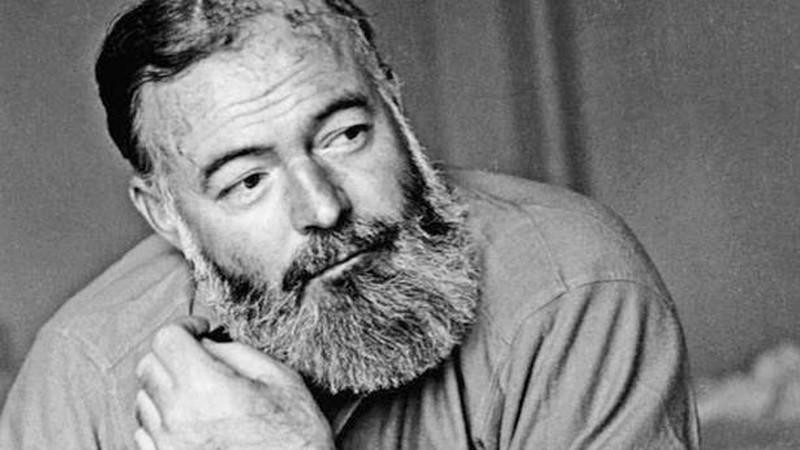 Nhà văn nổi tiếng Hemingway.