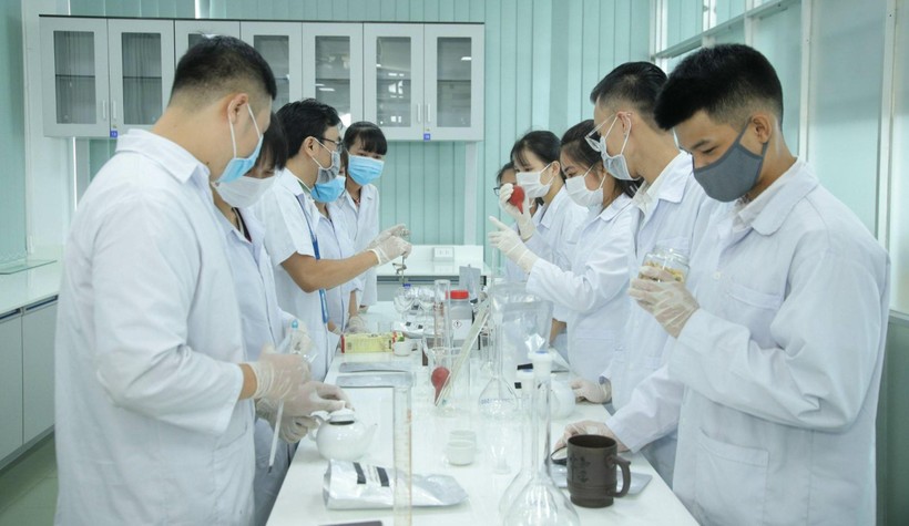 Sinh viên Trường ĐH Công nghiệp TPHCM học thực hành trong phòng thí nghiệm.