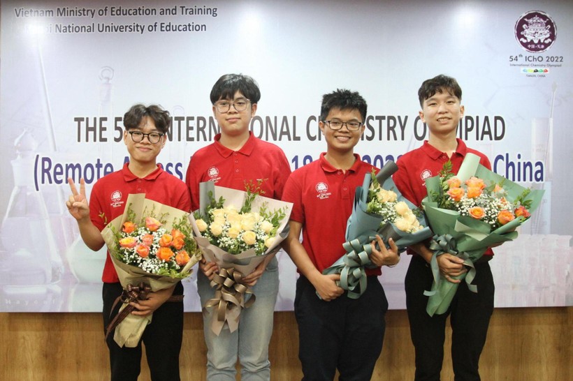 4 thành viên của đội tuyển Olympic Hóa học quốc tế.