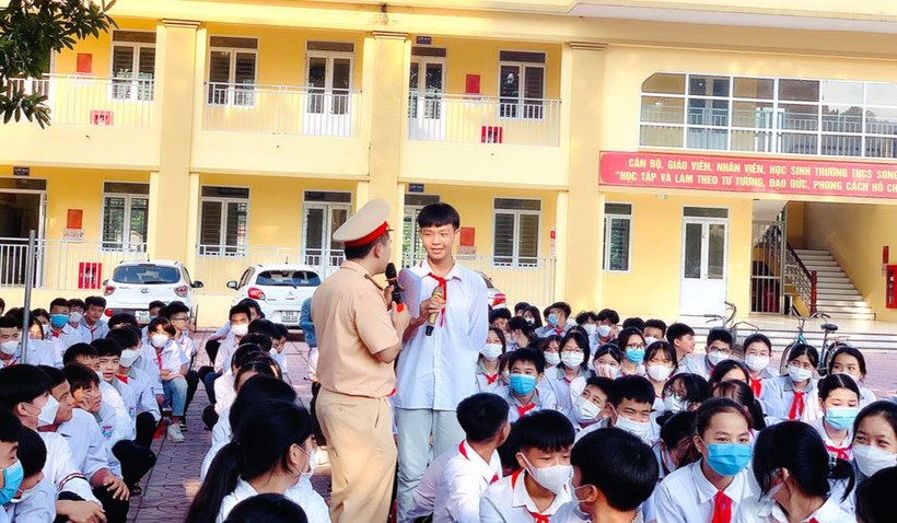 Đại úy An Gia Phú - Bí thư Đoàn Thanh niên Công an thành phố Bắc Giang chia sẻ ATGT với học sinh.