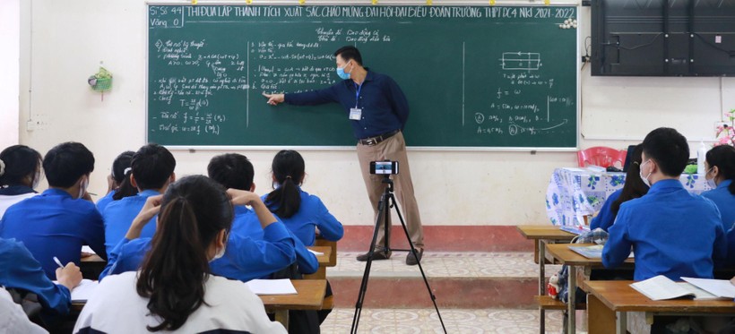 Dạy học qua livestream tại Trường THPT Diễn Châu 4, huyện Diễn Châu, Nghệ An năm học 2021 - 2022.