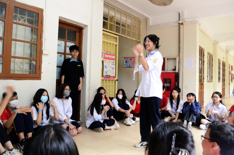Học sinh Trường THPT Kim Liên (Hà Nội) sinh hoạt câu lạc bộ. Ảnh: NTCC