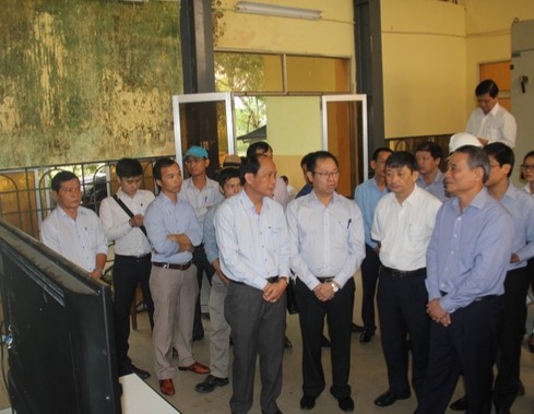 Bí thư Trương Quang Nghĩa và đoàn công tác kiểm tra thực tế tại trạm bơm An Trạch.
