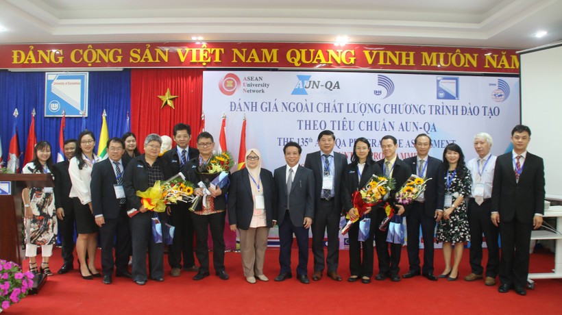 Đại diện lãnh đạo ĐH Đà Nẵng, các trường thành viên và Đoàn đánh giá ngoài của AUN chụp ảnh lưu niệm