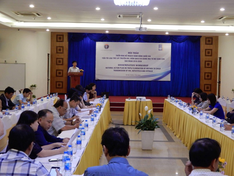 Các đại biểu tham gia hội nghị được Tổ chức UN Việt Nam phổ biến kinh nghiệm triển khai của các nước về loại trừ lây truyền HIV và giang mai từ mẹ sang con