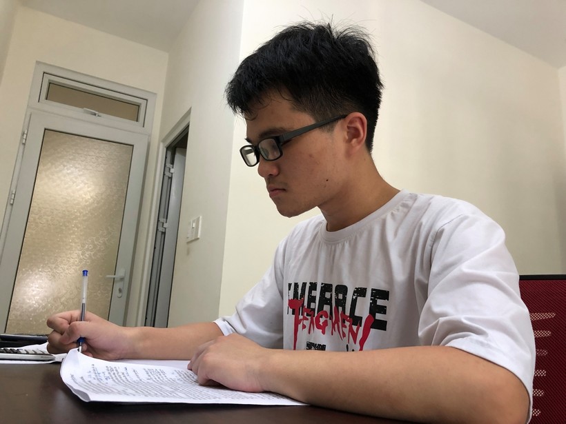 Chia nhỏ mục tiêu với lộ trình ôn tập hợp lý cho từng môn, Nguyễn Lê Vũ trở thành thủ khoa khối B với số điểm 30/30. 