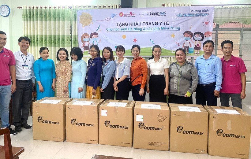Đại diện các trường học ở Đà Nẵng tiếp nhận khẩu trang  tế kháng khuẩn