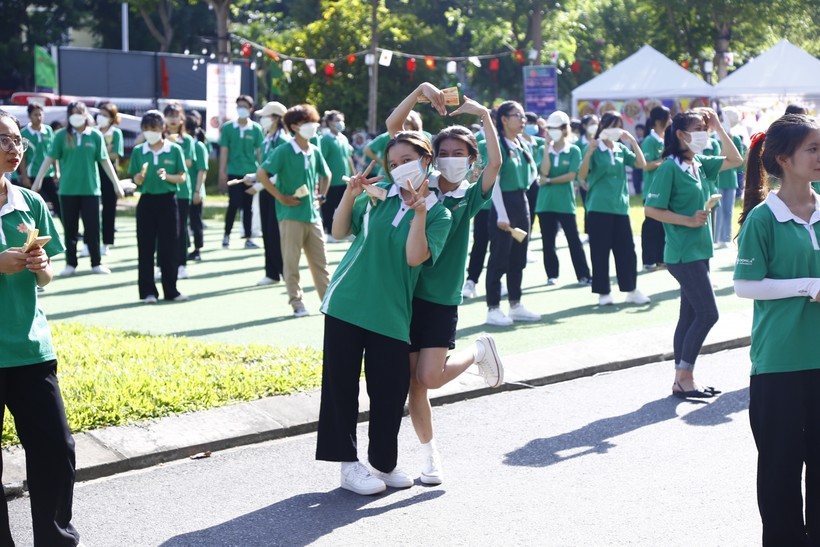 Sinh viên tham gia đồng diễn vũ điệu Yosakoi tại Lễ hội giao lưu văn hóa Việt - Nhật 