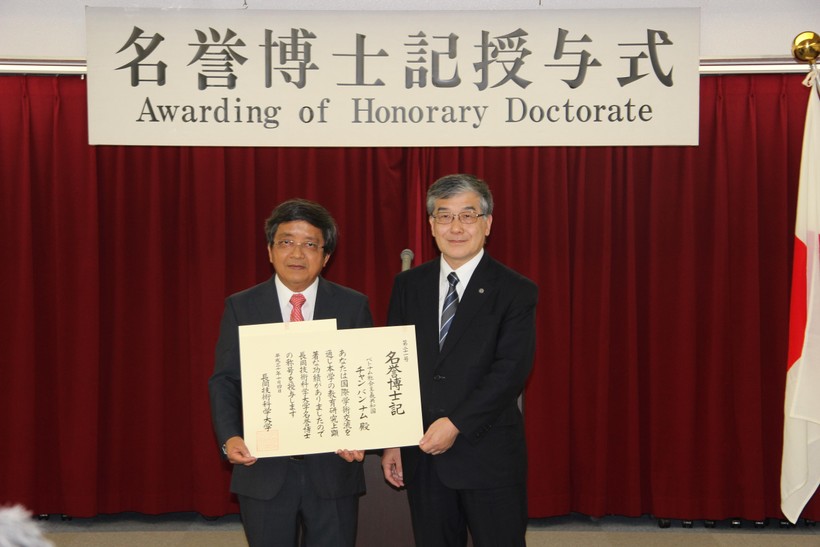 GS.TS Trần Văn Nam (trái) trong lễ phong tặng Tiến sĩ danh dự của trường ĐH Công nghệ Nagaoka – NUT.