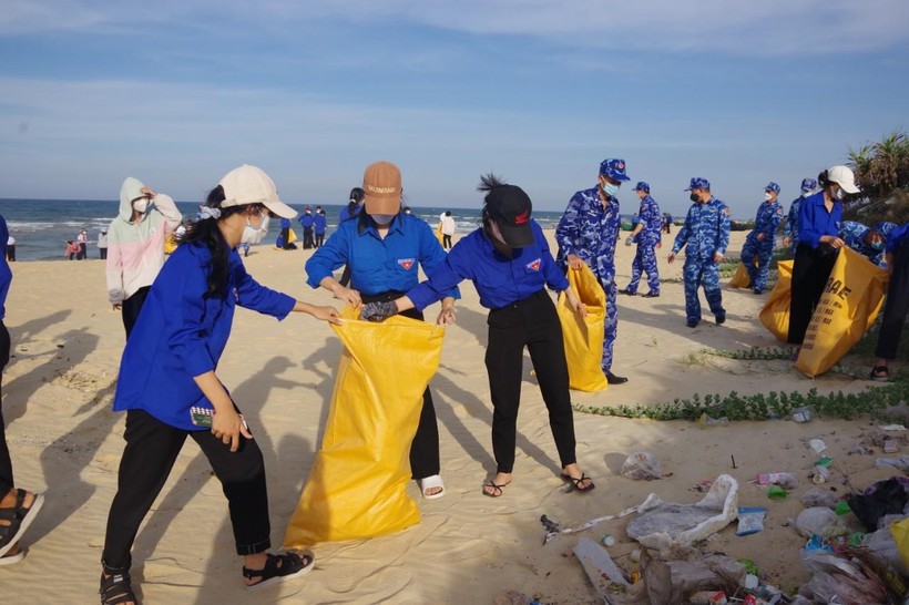 Học sinh các xã ven biển huyện Thăng Bình chung tay cùng Đoàn viên Hải đoàn 21 làm sạch môi trường biển