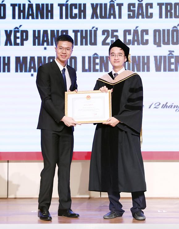 Trường Đại học Duy Tân trao bằng tốt nghiệp cho hàng nghìn học viên ảnh 1