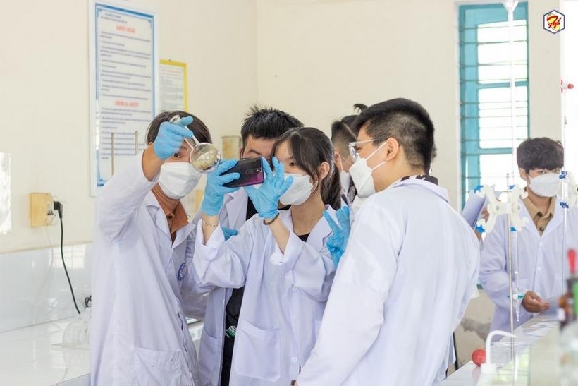 Học sinh Trường THPT Thái Phiên trải nghiệm thực tế tại phòng thí nghiệm Khoa Hóa, Trường ĐH Bách khoa, ĐH Đà Nẵng 