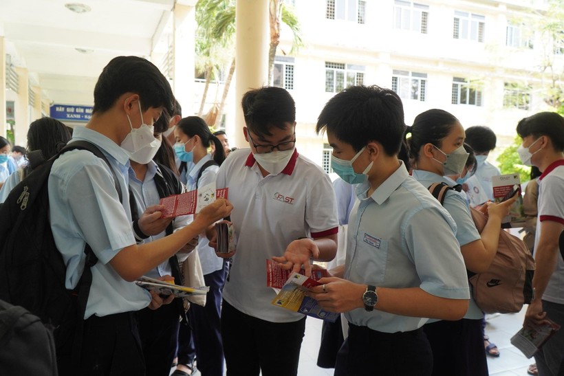 Học sinh Trường THPT chuyên Lê Quý Đôn tìm hiểu các ngành đào tạo thuộc khoa Khoa học công nghệ tiên tiến, Trường ĐH Bách khoa, ĐH Đà Nẵng.