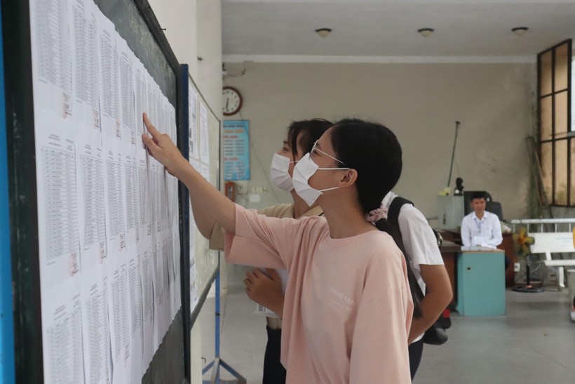 Thí sinh xem sơ đồ phòng thi tại điểm thi Trường THPT Phan Châu Trinh (Đà Nẵng) 