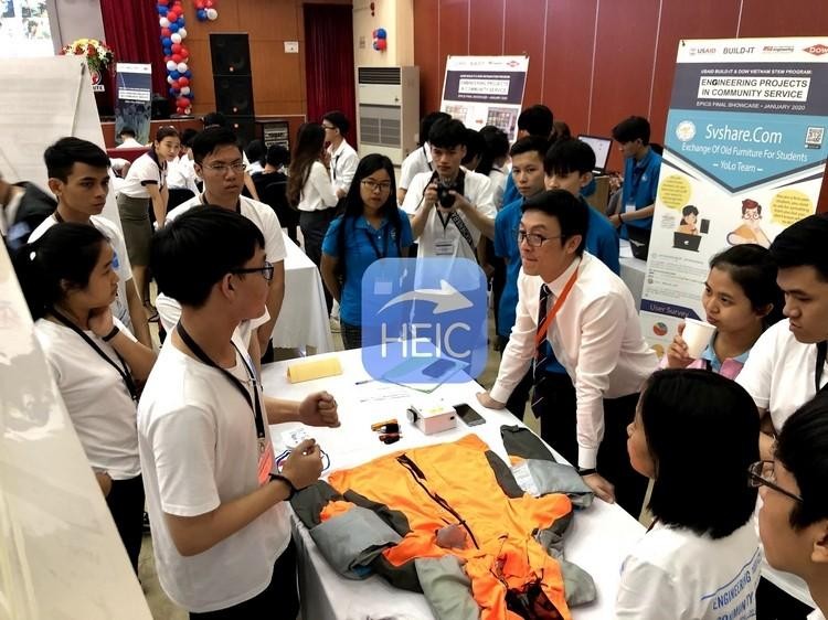 Sinh viên Trường ĐH Bách khoa, ĐH Đà Nẵng đang thuyết trình sản phẩm trong cuộc thi EPICS 2019