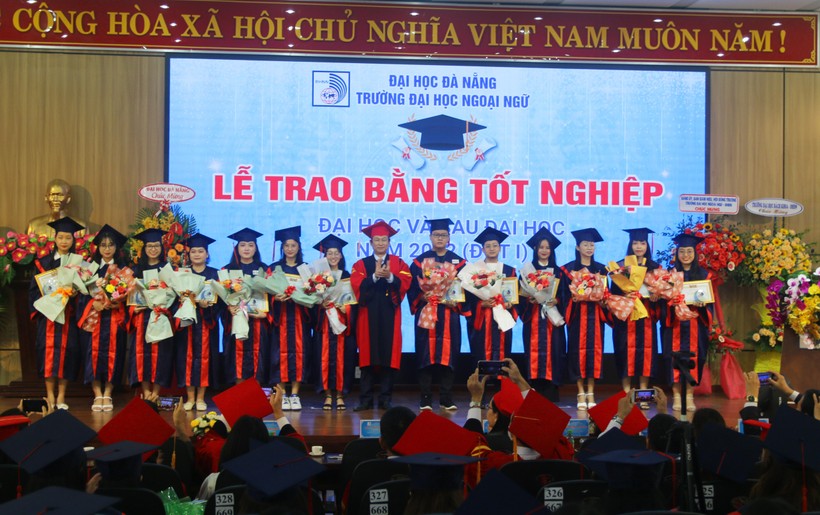 Đại diện Ban giám hiệu Trường ĐH Ngoại ngữ, ĐH Đà Nẵng trao bằng tốt nghiệp đợt 1 cho sinh viên