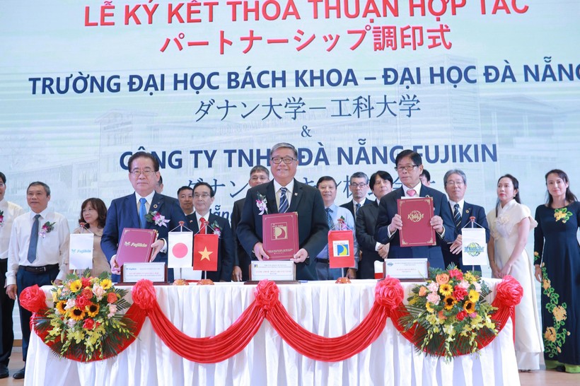 Trường ĐH Bách khoa, ĐH Đà Nẵng - Công Ty TNHH Đà Nẵng Fujikin ký kết thỏa thuận hợp tác chi tiết.