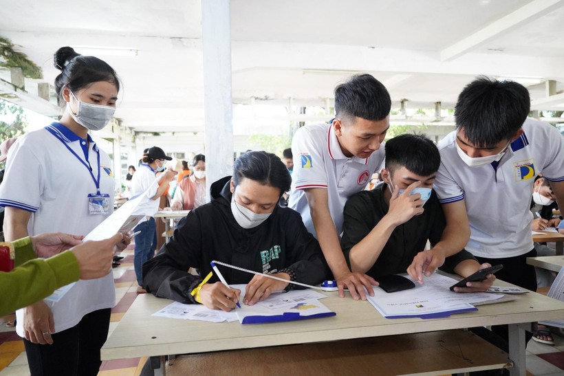 Sinh viên Trường ĐH Bách khoa, ĐH Đà Nẵng hỗ trợ cho sinh viên hoàn tất các thủ tục nhập học.
