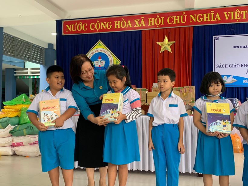 Liên đoàn Lao động thành phố Đà Nẵng trao tặng sách cho học sinh sau bão ảnh 1