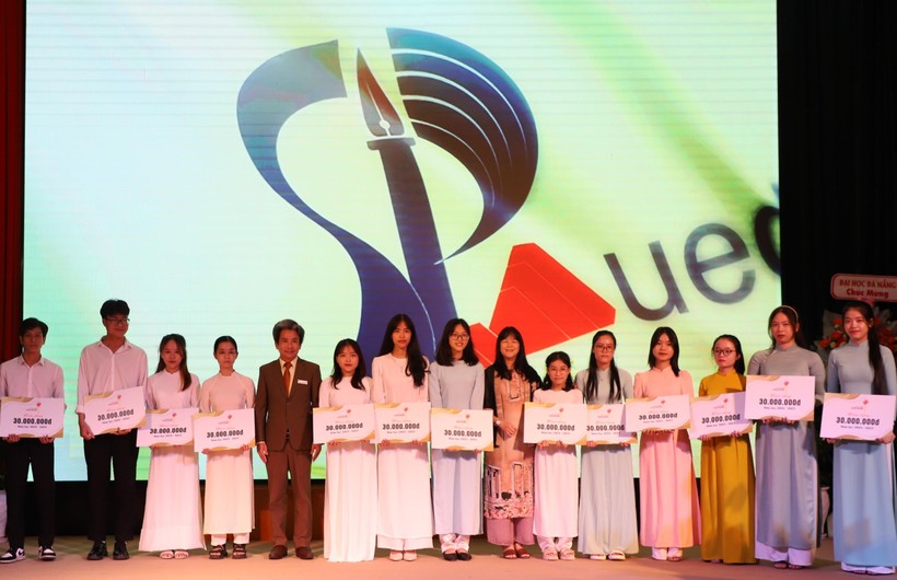 Trường ĐH Sư phạm Đà Nẵng trao 21 suất học bổng Truyền cảm hứng cho sinh viên ảnh 1