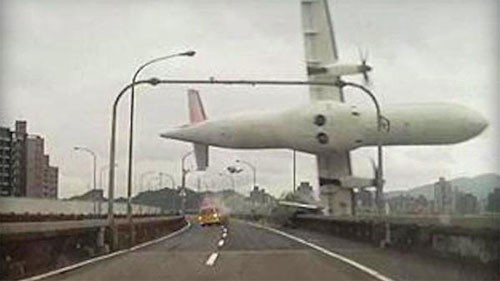 Máy bay Đài Loan xẹt qua một tuyến đường trước khi lao xuống sông. Ảnh: Nine News Australia.