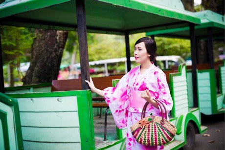 Hoa khôi Ngoại thương khoe dáng yêu kiều trong trang phục Nhật Bản