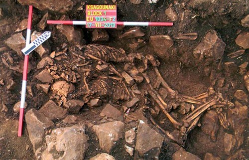 Hai bộ xương được tìm thấy trong cùng một nơi chôn cất. Bộ Văn hóa Hy Lạp công bố hình ảnh này hôm qua. Ảnh: AP