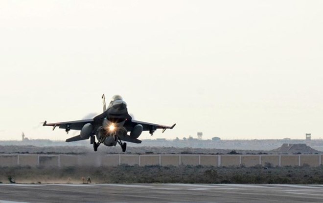 Một máy bay chiến đấu của Ai Cập hạ cánh tại một địa điểm bí mật ở Ai Cập sau khi không kích các mục tiêu thánh chiến ở Libya. (Nguồn: AFP)