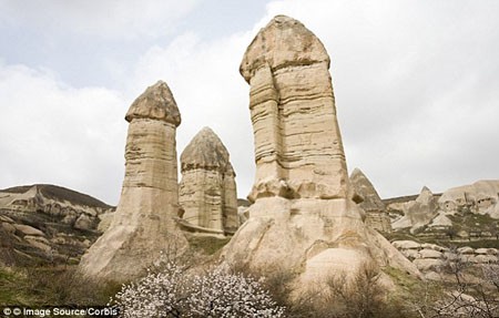 Những cột đá khổng lồ có hình “của quý” đàn ông