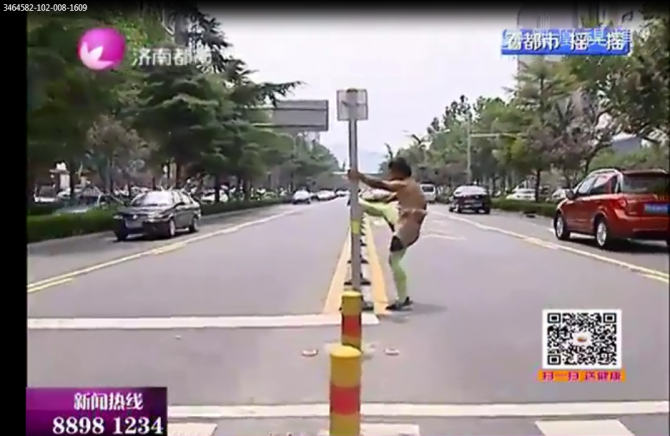 Trung Quốc: Xôn xao người đàn ông quấn khố tập thể dục giữa phố