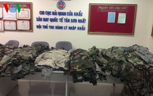 Phát hiện 100 bộ quân phục lính Mỹ tại sân bay Tân Sơn Nhất