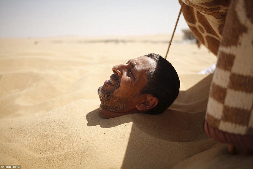Kỳ lạ chữa bệnh bằng cách vùi thân giữa sa mạc