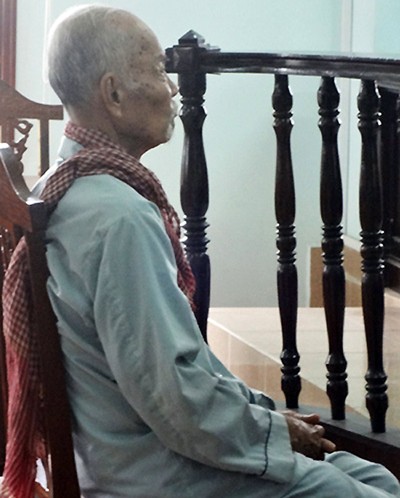 Cụ ông 91 tuổi đổ thuốc sâu vào bình trà cho vợ uống