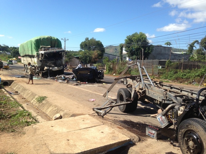Hai xe tải đấu đầu vỡ nát, tài xế và phụ xe tử nạn