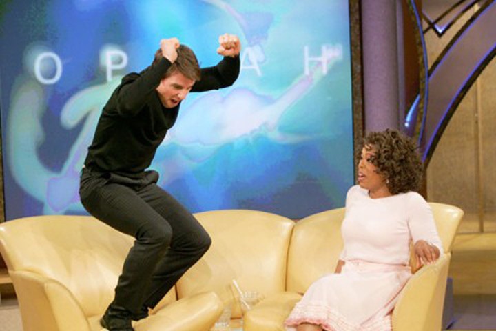 Tom Cruise từng giả vờ nhảy cẫng lên khi nói đang yêu Katie Holmes
