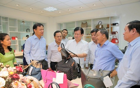 Phó Thủ tướng Trịnh Đình Dũng đi thăm Trung tâm Nghiên cứu và Phát triển của Công ty Giày Thái Bình Ảnh: VGP/Xuân Tuyến. 