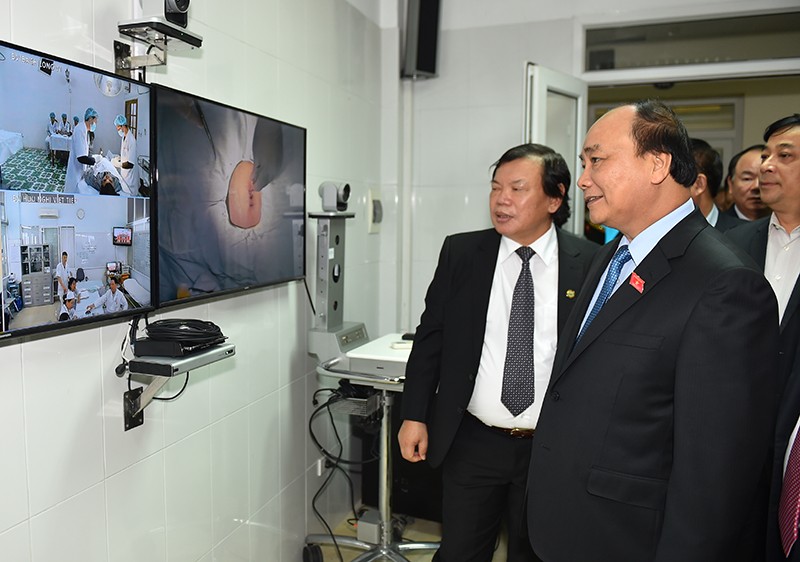 Thủ tướng quan sát một ca tiểu phẫu trực tiếp tại đảo Bạch Long Vĩ qua Trung tâm hỗ trợ y tế biển đảo từ xa