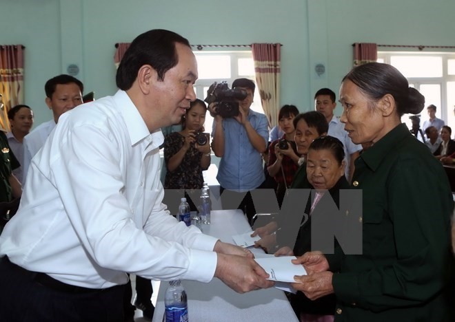 Chủ tịch nước Trần Đại Quang đến thăm, tặng quà cho các đối tượng chính sách đang được chăm sóc, phụng dưỡng tại Trung tâm Điều dưỡng, nuôi dưỡng người có công tỉnh Quảng Nam. (Ảnh: Nhan Sáng/TTXVN)